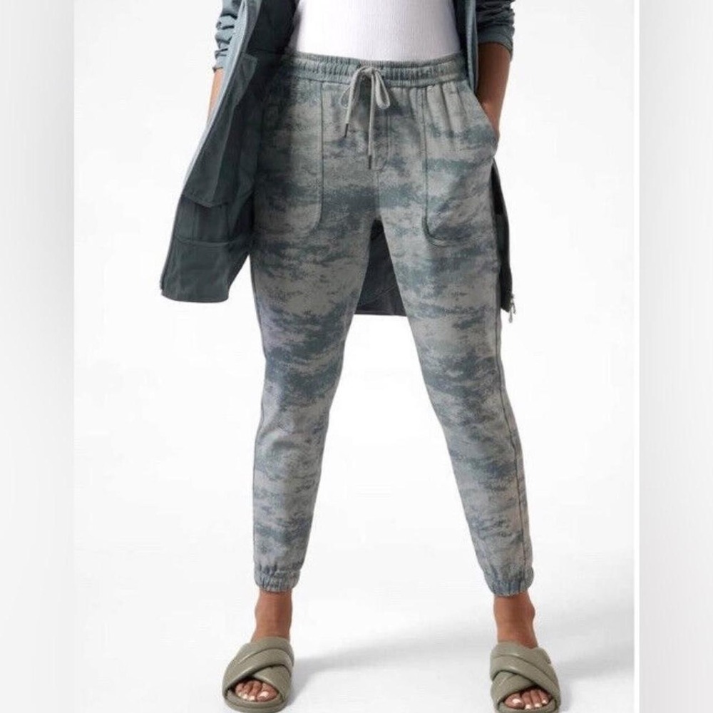Athleta Farallon Camo Joggers Womens XS Green Pull On Travel Athleisure Pants